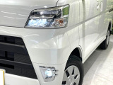 【LEDヘッドライト】悪天候や夜間走行時も良好な視界を確保し安心して運転できる高輝度LEDヘッドライトを装備!点灯速度が早く、消費電力も抑えられています。