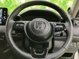 握りやすいステアリング形状で、快適なドライビングを実現。操作スイッチも配置され、運転中でも直感的に操作できます。