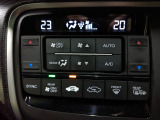 オートエアコンは左右席で独立温度コントロールが可能です。運転席はキンキンに冷やして助手席はマイルドにと言った設定が可能です。暑さ寒さでケンカすることもなくなりますね。