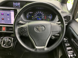 握りやすいステアリングは、運転操作を快適にします。オーディオやハンズフリー通話のスイッチも操作しやすい位置に配置されています。