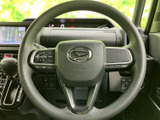 握りやすい形状で、運転操作を快適にします。ステアリング操作もスムーズに行えます。長距離運転でも疲れにくい設計です。