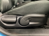 運転席にはドライバーの体型や好みに応じて前後方向だけでなく、高さの調整ができるシートリフターを装備!