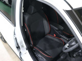 程よい硬さとホールド性が高いシートで長時間運転も快適です。