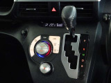 車内を快適に、オートエアコンを装備しています。