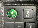 エンジンやエアコンなどを協調制御し燃費の向上に有効なECONスイッチ、車がカーブの外側へ膨らんだり内側へ巻き込んだりする挙動を防止し安定した走行をサポートする横滑り防止装置付きです!