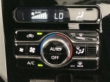 オートエアコンは温度を設定するだけで、自動で風量などを設定してくれます。運転しながら操作も必要ないので、安全性も向上します。