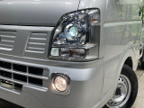 【LEDヘッドライト】悪天候や夜間走行時も良好な視界を確保し安心して運転できる高輝度LEDヘッドライトを装備!点灯速度が早く、消費電力も抑えられています。