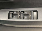 パワーウィンドのスイッチです。運転席に座りながら、助手席や後席の窓を開け閉めできるので大変便利ですよ。