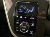 【オートエアコン】一度お好みの温度に設定すれば、車内の温度を検知し風量や温度を自動で調整。暑い&hellip;寒い&hellip;と何度もスイッチ操作をする必要はありません。快適な車内空間には必須の機能ですね♪