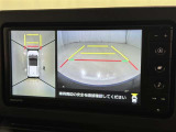 パノラミックビューモニターを装備。駐車場や交差点でクルマを真上から見るように周囲を確認できます。機能の詳細は販売店スタッフまでおたずねください。