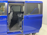 【両側オートスライドドア】子供を乗せたりするのにも隣のお車を気にせずストレスフリー★雨の日などはリモコンキーからドアの開閉ができとても便利♪