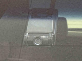 事故直前・直後のデータを記録しておくことで、客観的な検証を行うことができるドライブレコーダーが付いてます。保証は製造メーカー修理保証のみで期間外のものは対象外となります。
