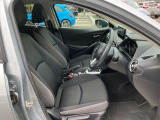 MAZDA2のシートは、人間工学に基づき「歩行時のように骨盤を立てて背骨のS字を維持する」設計が採用されており、長時間座っても疲れにくいのが特徴です。