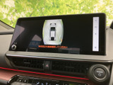 後方の視界を広げ、安全な駐車をサポート。ガイドライン表示で、距離感もつかみやすいので安心です。