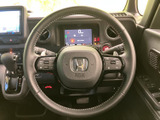 握りやすいステアリングは、運転操作をスムーズに行えます。オーディオや通話の操作もステアリングから可能です。