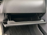 助手席側には小物の収納に便利なダンパー付きグローブボックスが装備されているので車内の整理にもとっても便利です♪