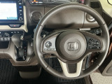 【ハンドル】運転にかかわる様々な操作を安全に行えるように視点移動が少なく操作性に配慮されたスイッチ類が凝縮されたコックピットです。