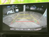 後方確認モニターで駐車時の安全性を向上させ、狭い場所での取り回しも安心です。