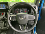 握りやすいステアリングで、運転操作を快適に。オーディオ操作やハンズフリー通話など、便利な機能も搭載しています。