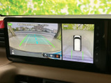 後方確認をサポートするモニターが、安全な運転をアシスト。狭い道や駐車場でも、周囲の状況を把握しやすく、より安心した運転が可能。