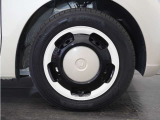◆純正ホイール装着車◆シンプルなデザインのホイールキャップ付きです。