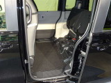 狭い駐車場などでバックドアが開けられない時は、後席の座面をはね上げて荷物を積める空間に!