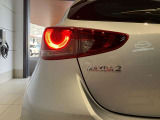 MAZDA2のテールライト(リアコンビネーションランプ)は、薄くシャープな横長デザインを採用し、精悍で立体的なリアビューを演出しているのが特徴です。