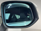 ブラインドスポットモニター(BSM)を装備しています。隣を走る車両が死角に入るとミラー内LEDインジケーターが点灯。さらに、ウィンカーを出すとインジケーターが光って点滅して注意を促してくれます。