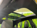 【サンルーフ】開放感たっぷりの希少装備、サンルーフが装着されています!車内に明かりを取り入れたり景色を楽しむ以外にも、車内の空気も簡単に換気できて快適です!