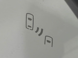 【ブラインドスポットモニター】走行中、ドアミラーの死角になりやすい箇所に後続車が接近するとサイドミラーのレンズに警告を表示!ドライバーに注意喚起をしてくれます。