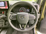 握りやすいステアリングは、運転操作をサポート。快適なドライビング体験を追求しました。