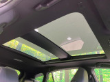 【調光パノラマルーフ】車内の解放感が一気に上がる大型パノラマルーフに調光機能がプラス!日差しが強い時、シェードを閉めなくてもガラスの透明度を調整することで心地よい明るさに♪
