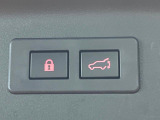 【パワーバックドア】スマートキーや運転席のボタンを押すだけでリアゲートが自動で開閉します!荷物を持っている時や、高い位置にあるバックドアを閉める際に便利な機能です♪
