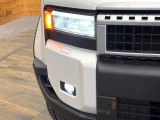 【LEDヘッドライト】悪天候や夜間走行時も良好な視界を確保し安心して運転できる高輝度LEDヘッドライトを装備!点灯速度が早く、消費電力も抑えられています。
