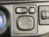 【電動格納ミラー】サイドミラーは電動格納式となっており、狭い駐車場でもキズがつくリスクを抑えられます。