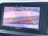 【バックカメラ】駐車時に後方がリアルタイム映像で確認できます。大型商業施設や立体駐車場での駐車時や、夜間のバック時に大活躍!運転スキルに関わらず、今や必須となった装備のひとつです!