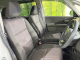 運転席まわりには十分なスペースがあり、大柄な方でもゆったり運転していただける環境です。