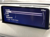 【10.25インチマツダコネクト】車内の雰囲気にマッチした大型ディスプレイ。スマホ接続でのナビ使用やBluetooth再生等、様々な機能が楽しめます。直感的なダイヤル操作が可能で、使い勝手も良好です。