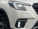 【LEDヘッドライト】悪天候や夜間走行時も良好な視界を確保し安心して運転できる高輝度LEDヘッドライトを装備!点灯速度が早く、消費電力も抑えられています。