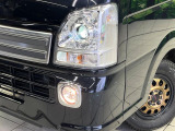 【LEDヘッドライト】悪天候や夜間走行時も良好な視界を確保し安心して運転できる高輝度LEDヘッドライトを装備!点灯速度が早く、消費電力も抑えられています。
