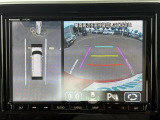 【パノラミックビューモニター】クルマを真上から見下ろした視点で駐車をサポートします。クルマの斜め後ろや真横など、いち早く障害物に気が付くことができます。