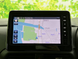 見やすい地図表示で、スムーズなナビゲーションを実現。細部まで鮮明に表示され、初めての道でも安心して運転できます。