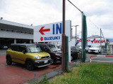 店舗の入り口は「IN・SUZUKI」の看板の所になります。