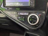 【オートエアコン】一度お好みの温度に設定すれば、車内の温度を検知し風量や温度を自動で調整。暑い&hellip;寒い&hellip;と何度もスイッチ操作をする必要はありません。快適な車内空間には必須の機能ですね♪