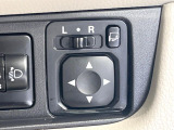 【電動格納ミラー】サイドミラーは電動格納式となっており、狭い駐車場でもキズがつくリスクを抑えられます。