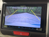 【バックカメラ】駐車時に後方がリアルタイム映像で確認できます。大型商業施設や立体駐車場での駐車時や、夜間のバック時に大活躍!運転スキルに関わらず、今や必須となった装備のひとつです!