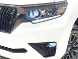 【LEDヘッドライト】悪天候や夜間走行時も良好な視界を確保し安心して運転できる高輝度LEDヘッドライトを装備!点灯速度が早く、消費電力も抑えられています。