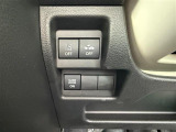 【車線逸脱警報システム】走行時に居眠り、わき見で車線を横切った瞬間に警報で危険を教えてくれます。