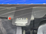 【トヨタセーフティセンス】走行中に前方の車両等を認識し、衝突しそうな時は警報とブレーキで衝突回避と被害軽減をアシスト。より安全にドライブをお楽しみいただけます。