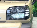 【LEDヘッドライト】悪天候や夜間走行時も良好な視界を確保し安心して運転できる高輝度LEDヘッドライトを装備!点灯速度が早く、消費電力も抑えられています。